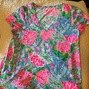 Lilly Pulitzer Etta V neck t-shirt in like new condition